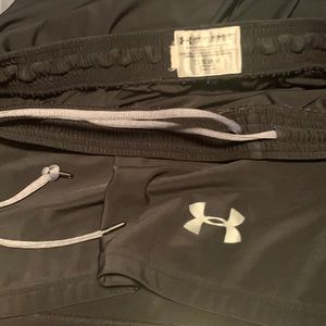 Under Armour XL mens loose fit basketball shorts - never worn